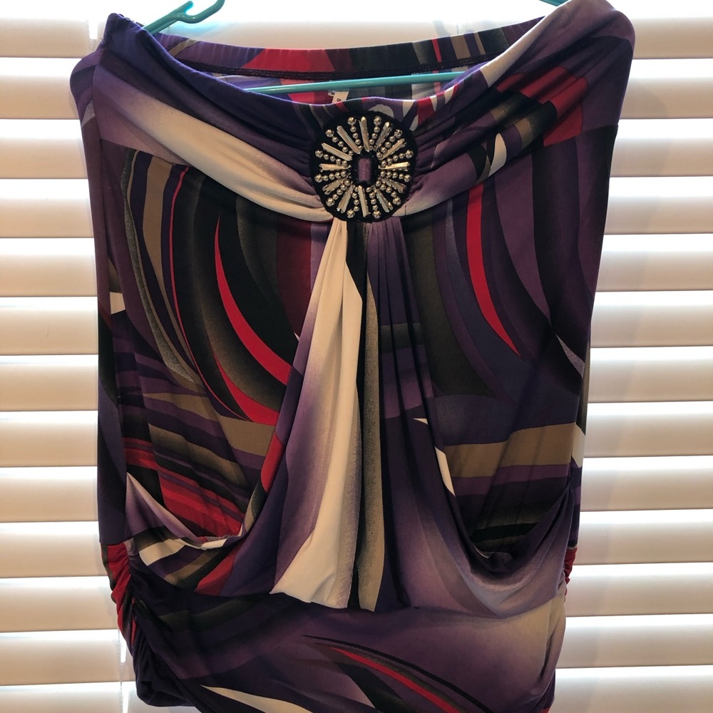 Dressy crop top with emblem in the middle